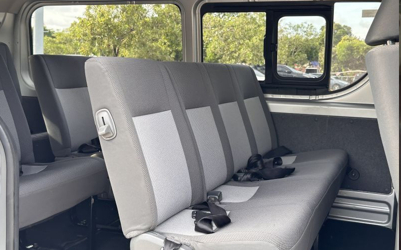 Toyota Commuter Deluxe photo